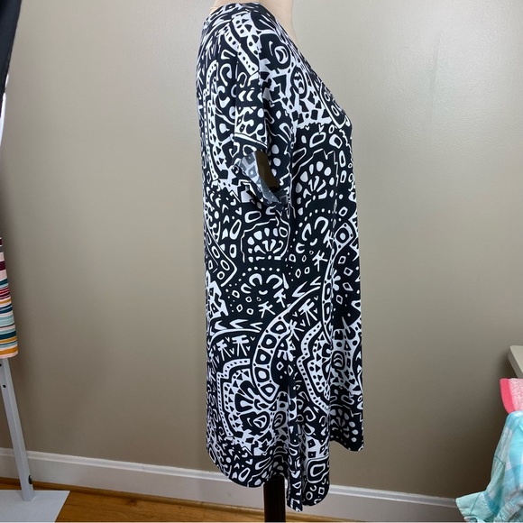 Choices Woman geometric print tunic/blouse, size 1X, short sleeves - Picture 5 of 7
